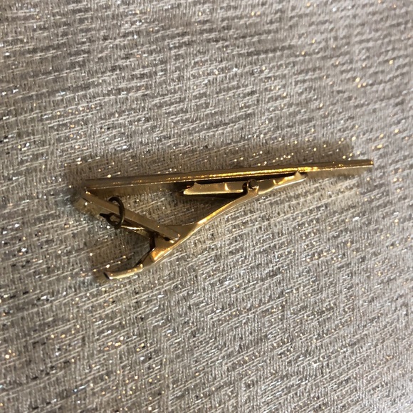 Gold and Silver Coloured Tie Clip with Sparkly Stone - Picture 4 of 4
